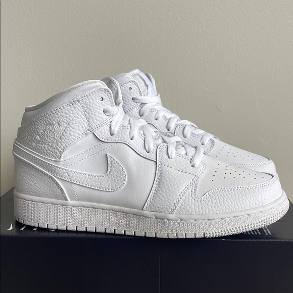 Air Jordan 1 Triple White (GS) - Picture 3 of 8